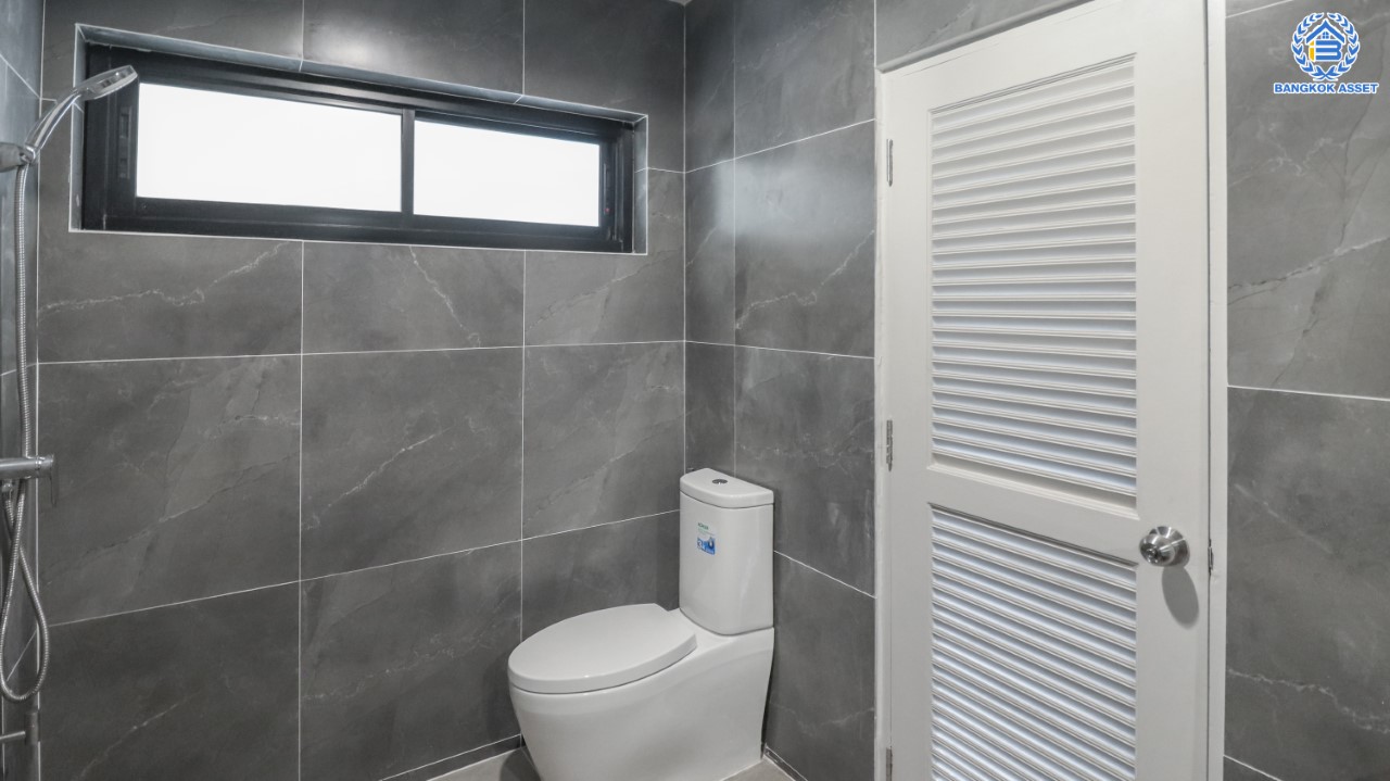 คฤหาสน์มือสองตกแต่งใหม่ #หลังมุม โครงการ บ้านภาณุ ปิ่นเกล้า-ตลิ่งชัน เนื้อที่ 135.5 ตร.ว. ฟังก์ชันจัดเต็ม 5 ห้องนอน 5 ห้องน้ำ จอดรถได้ 4 คัน บนพื้นที่ใช้สอยเกือบ 460 ตร.ม. พร้อมพื้นที่สนามหญ้ากว้างกว่า 100 ตร.ม. ตอบโจทย์ครอบครัวใหญ่ บนทำเลศักยภาพ เชื่อมต่อทั้งถนนกาญจนาภิเษก และทางคู่ขนานลอยฟ้าบรมราชชนนี ใกล้สถานีขนส่งสายใต้ใหม่ และเซ็นทรัลปิ่นเกล้า